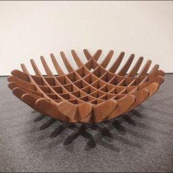 Kurv i finr, mahognifarvet 25cm i diamter