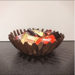 Kurv i finr, mahognifarvet 20cm i diamter