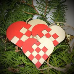 Julehjerte, r�d og natur, birkefin�r, dekoreret p� begge sider