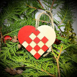 Julehjerte, r�d og natur, birkefin�r, dekoreret p� begge sider