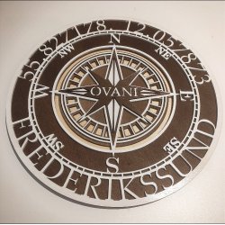 Kompasrose i tr, malet og lakeret, du vlger bredde- og lngdegrad, samt navn, str. 295x295mm.