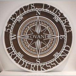 Kompasrose i tr, malet og lakeret, du vlger bredde- og lngdegrad, samt navn, str. 295x295mm.