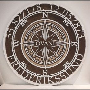 Kompasrose i tr�, malet og lakeret, du v�lger bredde- og l�ngdegrad, samt navn, str. 295x295mm.